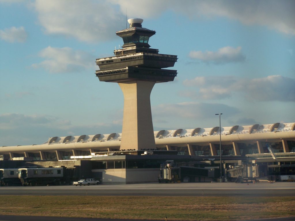 Dulles_Airport_tower_2008